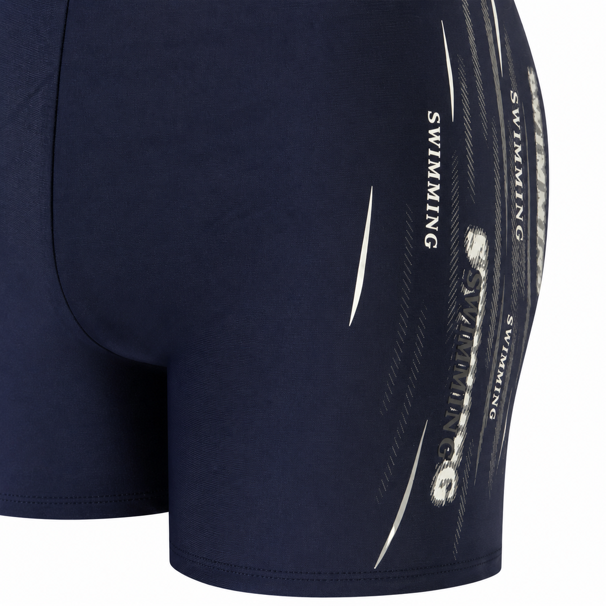 Zwemboxer Shadow Stripe blauw – detail van grafische SWIMMING-zijprint en pijpzoom